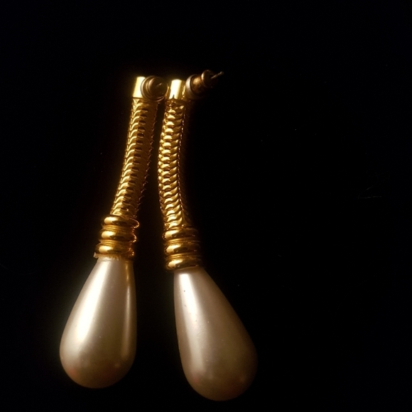 [UNKNOWN] Strange Pearl Drop Earrings - Picture 8 of 9